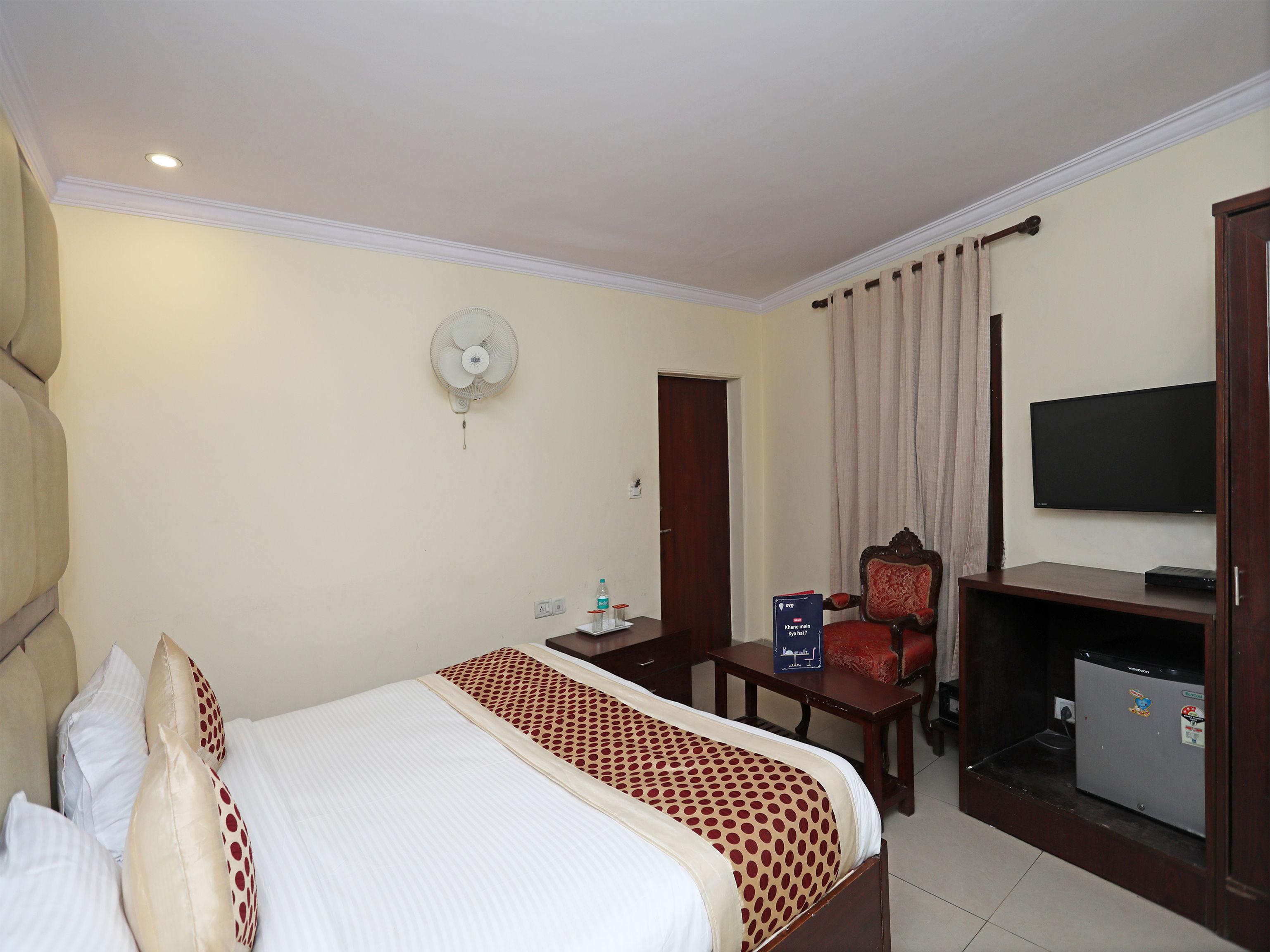 Capital O 10750 Hotel Vivek Nova Deli Exterior foto