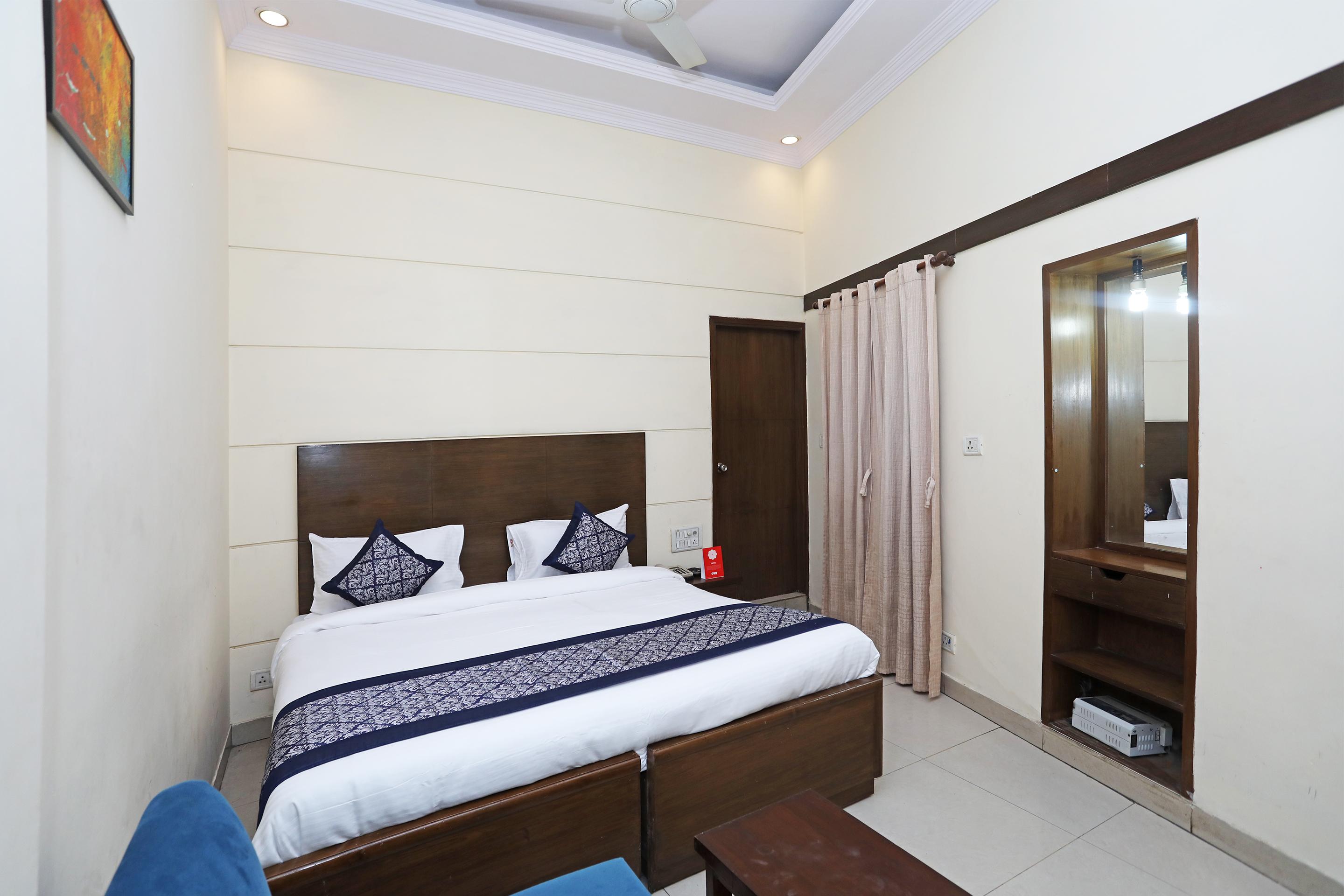 Capital O 10750 Hotel Vivek Nova Deli Exterior foto